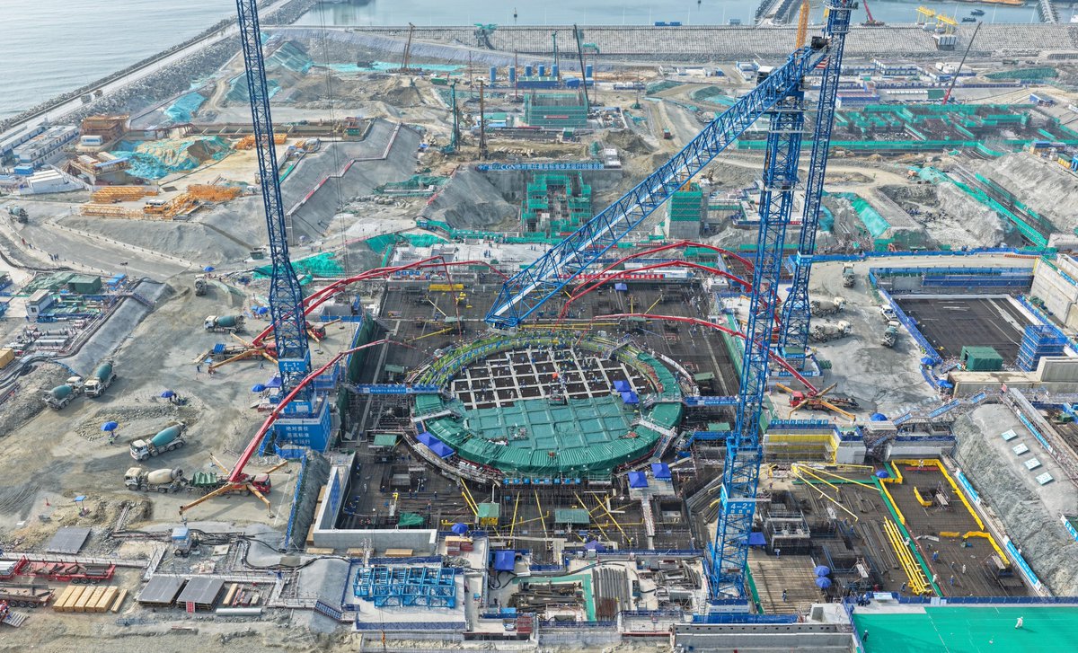 PDChinese's tweet photo. 【廣東太平嶺核電項目4號機組主體工程開工】日前，中廣核廣東太平嶺核電項目4號機組開始核島第一罐混凝土澆築，標誌著該機組主體工程正式開工，太平嶺核電項目二期工程建設工作全面展開。廣東太平嶺核電項目是粵港澳大灣區首個採用中國自主三代核電技術“華龍一號”的核電項目。按2025年國內核電平均利用小時數測算，4號機組建成後預計年發電量超90億千瓦時，可滿足約100萬人口的年生產生活用電需求。