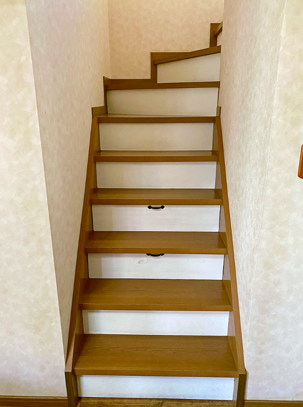 dopa_diy's tweet photo. 【収納DIY／階段を引き出しにする】
玄関の下駄箱がいっぱいになり、収まらない靴の行き場所として目をつけたのが、玄関のすぐ先にある階段。蹴込を切り抜き、引き出し式の下駄箱とすることに。なるべく引き出しを目立たせたくないが、もとの蹴込の木目調の化粧合板に合わせたくもなかったため、すべての蹴込にクロスを張って白で統一。（奈良県／NOBU邸）
dopa（2026年3月号）『DIYリノベのアイデア図鑑』特集 https://t.co/Z4FH0UsRef