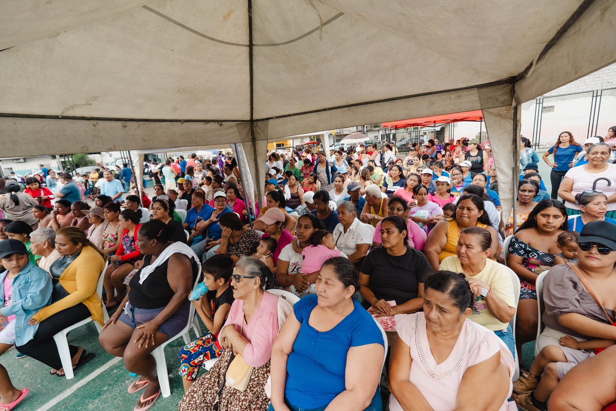 zaidarovira's tweet photo. Y para cerrar mi oficina, llegamos a la Playita del #Guasmo para acompañar a las familias del sector con la entrega de sillas de ruedas y saquillos de arroz, pero sobre todo para escuchar de cerca sus necesidades y saber cómo podemos seguir ayudando. 🇪🇨

Así trabaja el Gobierno del presidente @DanielNoboaOk : en territorio, junto a la gente.
@DHumanoEc