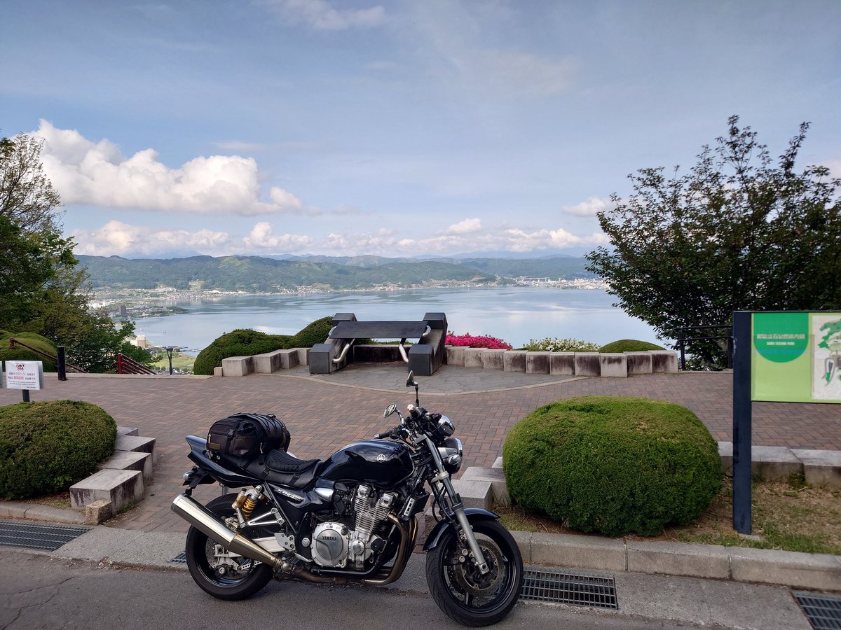 OS42952370's tweet photo. #バイク
#ツーリング
#霧ヶ峰
#白樺湖
#蓼科湖
朝のビーナスはまだ防寒…💧 https://t.co/6lg1OiHVSx