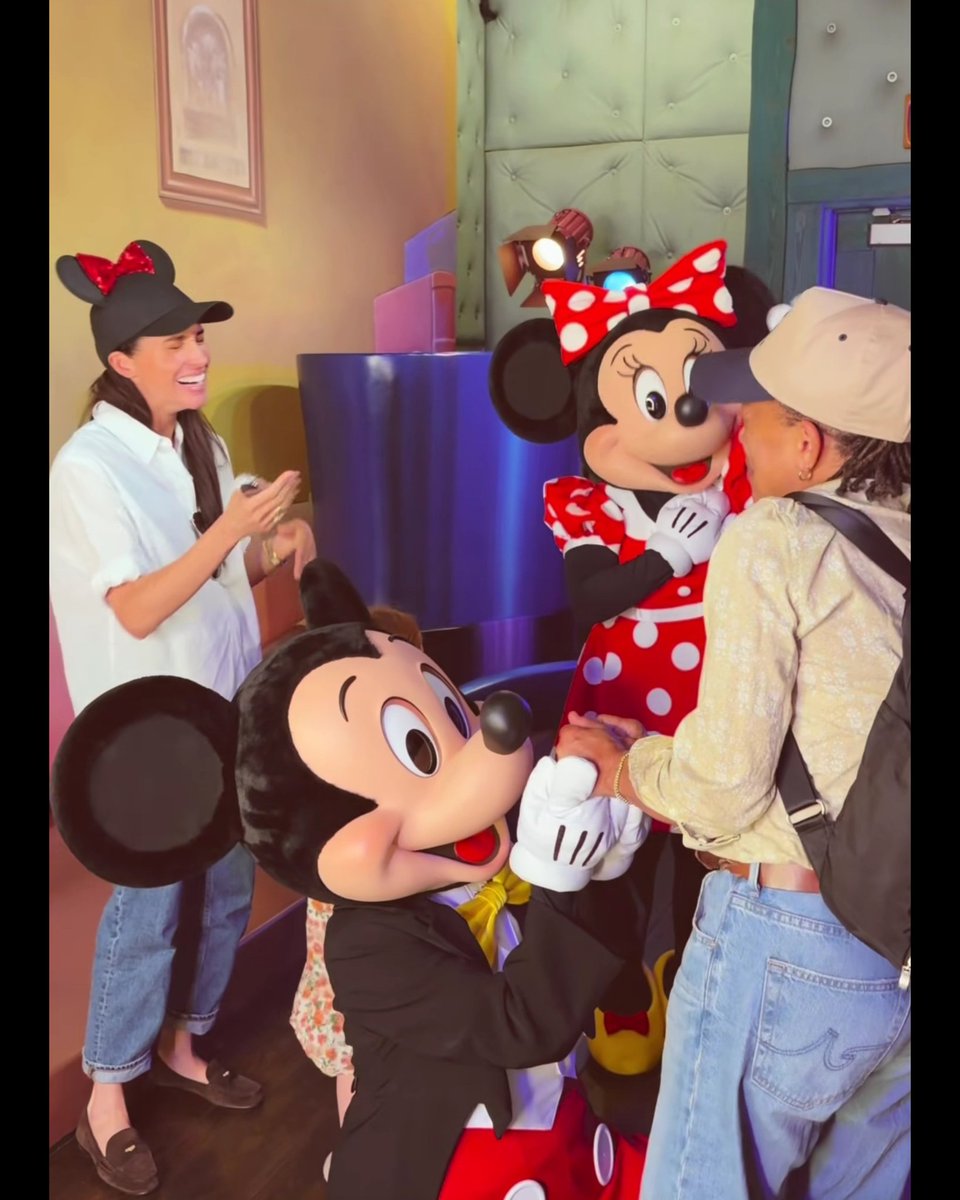 Pinka84's tweet photo. Oh how I LOVE this so much! 
Mickey Mouse on bended knee for Queen Doria. 
I just know Meghan and Doria had a great mothers day! 
#Meghan #Doria #HappyMothersDay #SussexSquad https://t.co/RoVMngG5QN