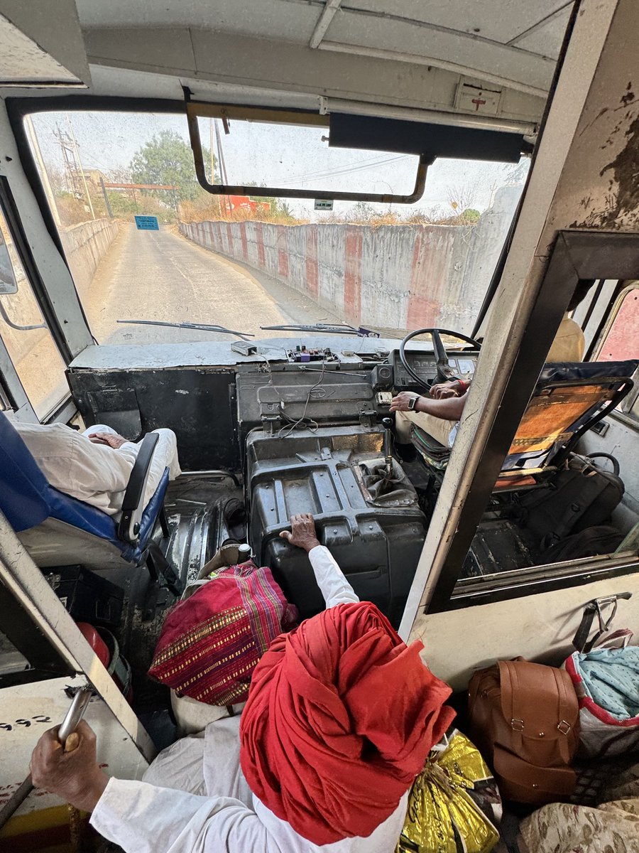 ranjitups's tweet photo. flying on this is an experience…. brings back arun kolatkar from the grave. https://t.co/fgH0dbdedJ