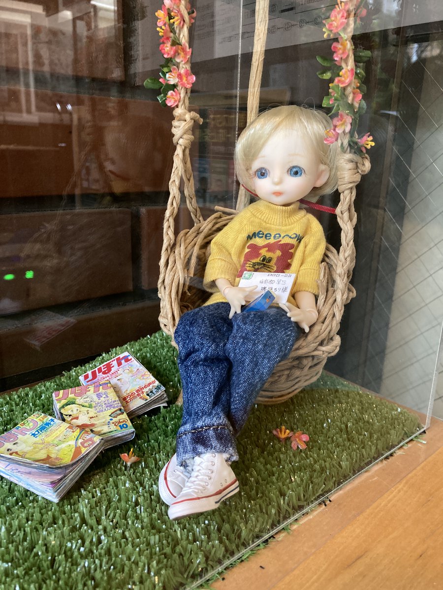 ＃太刀掛秀子展🌼
美術館の受付に飾ってある
「花ぶらんこゆれて…」るりちゃん人形🌼
当館の太刀掛先生ファンのスタッフのハンドメイドです。

お花は作品のイメージに近づけるために手塗りし、
ぶらんこも手編み…細部にこだわりが詰まっています。

時々お召し替えをしています🌼