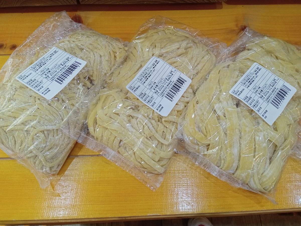 MENSTA5's tweet photo. お家でパスタ🍝いかがですか？
生パスタ3種類　
リングイネ　
タリアテッレ
リッチャレッレ
パスタソースも沢山取り揃えております👏

麺食堂🍜🍝11時〜15時
※ラストオーダー14時50分
❇️冷し中華、ざる中華　650円
❇️ラーメン🍜　600円
❇️パスタ🍝　600円〜
❇️つけ麺　700円 https://t.co/fW3PWLm5Mh