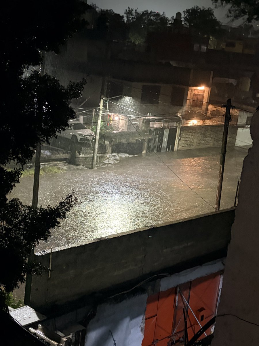 DianaLauDR's tweet photo. 🚨grave inundación 🚨el agua ya rompió una barda a la mitad se solicita ayuda en calle #tekit entre tenosique y homun héroes de Padierna @nmasforo @nmas @AztecaNoticias @locatel_mx @Gabyosoriohdz @TlalpanVecinos @Bomberos_CDMX https://t.co/FjNO4WnBOb