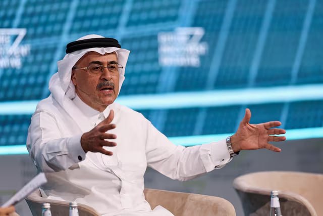 sputnik_jp's tweet photo. 【世界の石油市場の危機は2027年まで長引く可能性＝サウジアラムコCEO】

🗨️「ホルムズ海峡の膠着状態が6月中旬まで続けば、危機は2027年まで長引く可能性がある」

サウジアラビアの国営石油会社「サウジアラムコ」のナセル最高経営責任者（CEO）は、同社の第1四半期決算に関するビデオ会議でこのように述べた。

「供給の混乱が長引けば長引くほど、たとえそれがあと数週間続くだけであっても、石油市場が需給バランスを回復し、安定化するまでにより長い時間を要する」とナセル氏は指摘。

同氏の推計によると、生産停止や輸送の途絶によりすでに10億バレルの石油が市場から失われており、ホルムズ海峡の閉鎖が続く限り、毎週約1億バレルの石油が失われ続ける見通しだという。

またナセル氏は、これまでホルムズ海峡を1日あたり約70隻の船舶が通過していたのに対し、現在はわずか2～5隻程度だとを改めて強調した。

🇯🇵 経済産業省の発表によると、日本の石油備蓄の状況は5月8日時点で、国家備蓄が121日分あり、民間備蓄および産油国共同備蓄を合わせると205日分に達している。単純計算では年内の需要を一定程度まかなえる水準にあり、政府は代替調達ルートの確保など対応を進めている。しかし、ナセル氏が指摘するように、供給の混乱が長期化すれば、世界市場の需給バランスの回復は大幅に遅れる可能性がある。