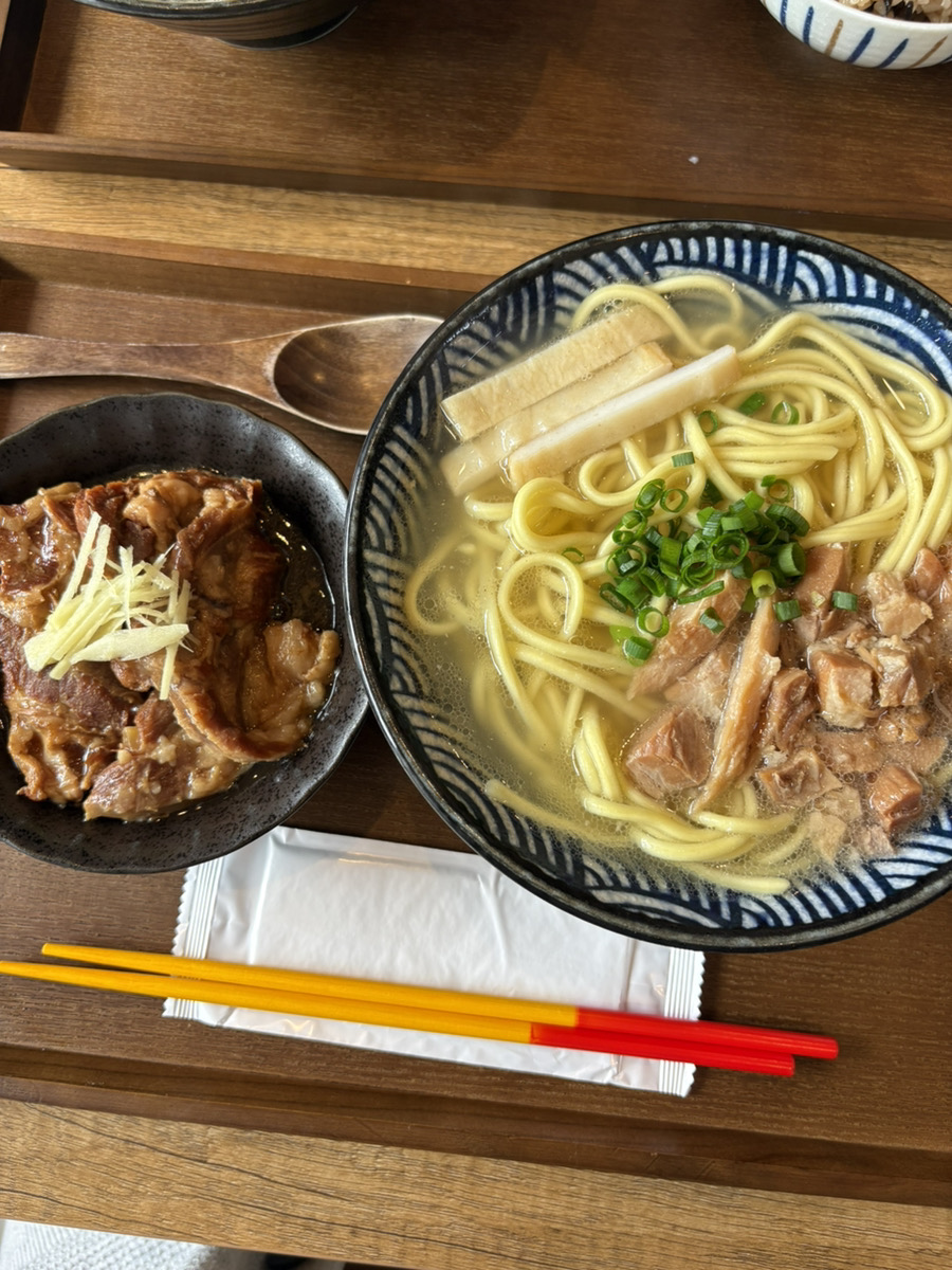 1214_epm's tweet photo. イオンタウン朝日から移転した、
沖縄八重山そば「やえすば」に行ってきました🍜

お出汁も麺も美味しい😋
お肉は柔らかくて最高！
沖縄に行きたくなる味でした〜🏖️

看板や暖簾も可愛いです🌟

📍木更津市桜井521
沖縄　八重山そばの店　やえすば https://t.co/tTI9JZ8MXX