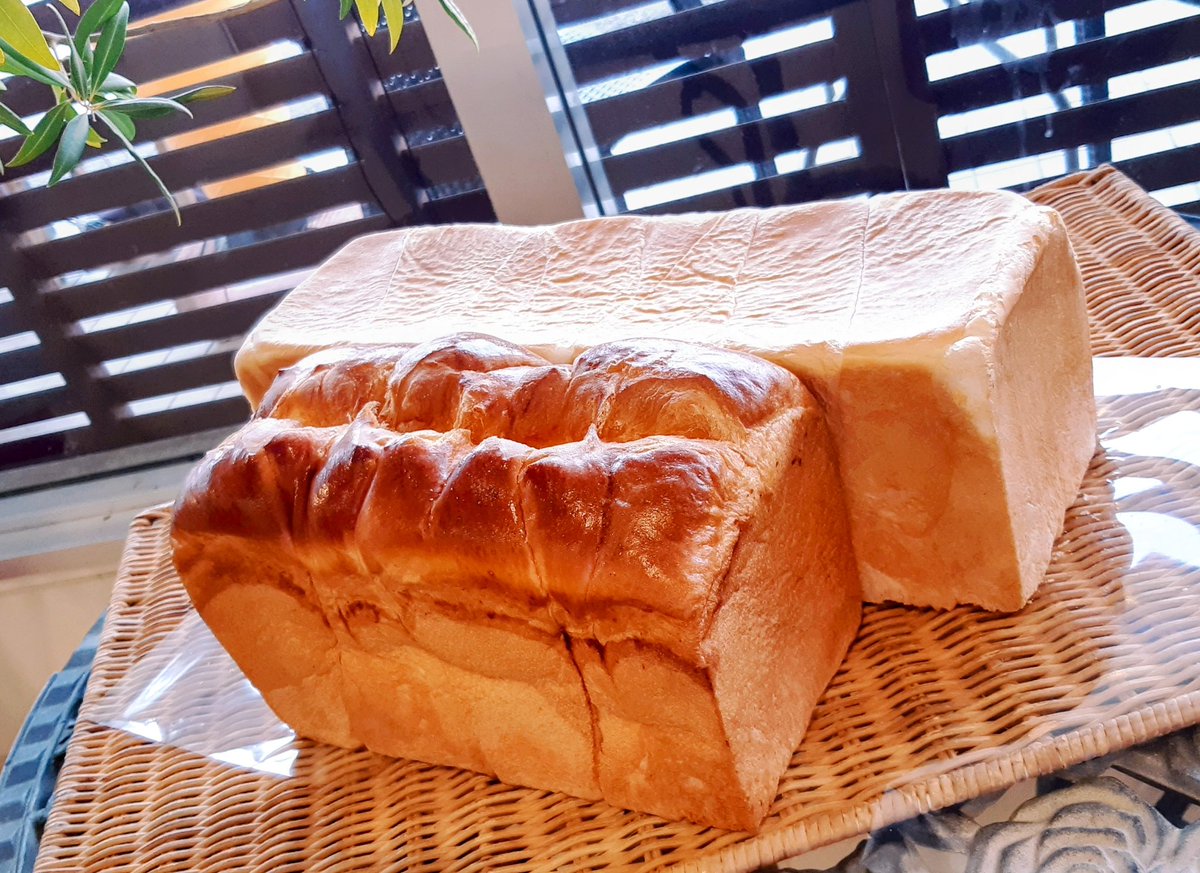 DOUNEL_385's tweet photo. ＼\毎月12日はパンの日🍞/／
ふわふわの四角い100年食パンや、
しっとりホテル食パンが
いつもよりお安くなってますよー!!
( *˙︶˙*)

焼きたてパンをぜひ!
お召し上がりください❣️
#宮古市 #DOUNEL #ドーネル #パンの日 #食パン https://t.co/RMAtq7pmkA