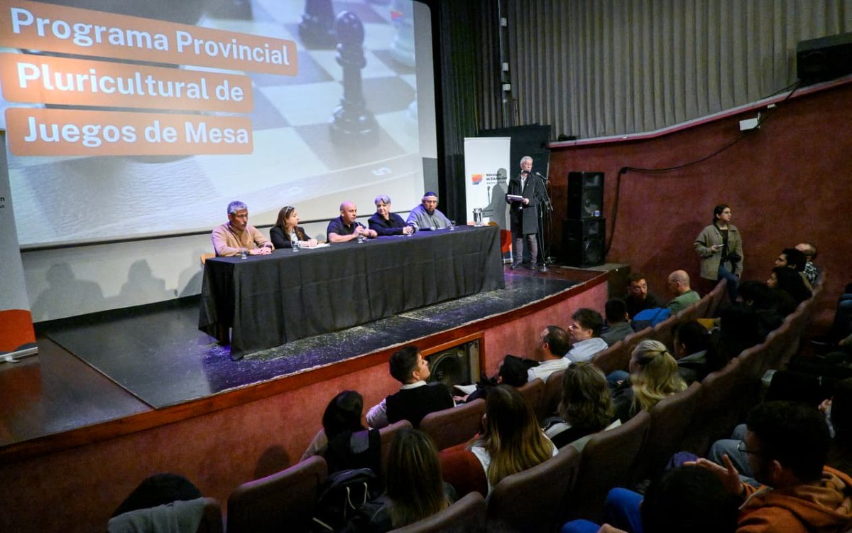 MCSERON's tweet photo. @munimadryn @Gus_Sastre ENCABEZÓ LA PRESENTACIÓN DEL PROGRAMA PROVINCIAL PLURICULTURAL DE JUEGOS DE MESA

En un acto que tuvo lugar en las instalaciones del Cine Teatro Auditórium de Puerto Madryn, el Intendente destacó los alcances 
💻👇
https://t.co/6sfzo09rCV https://t.co/UVq6EYgDC9