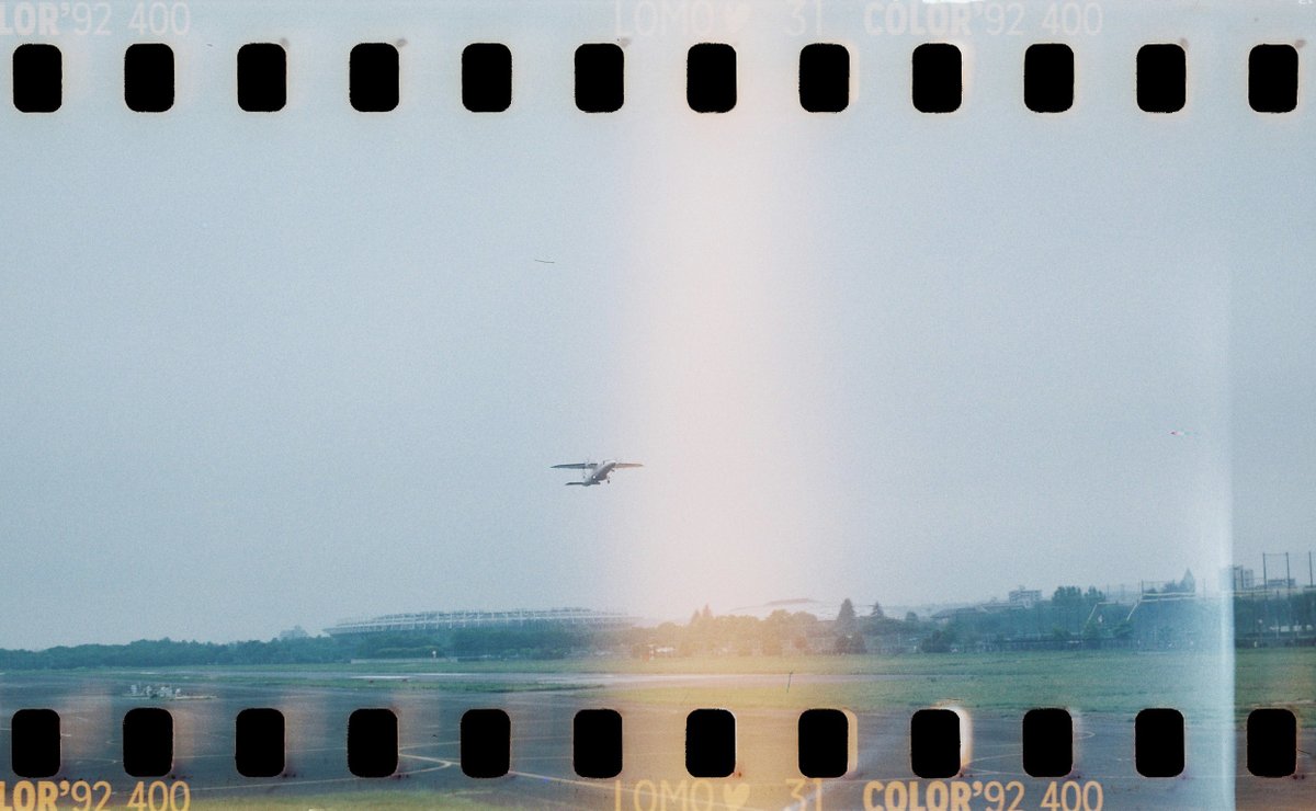 YNGplanning's tweet photo. ZeissIkon Superikonta 532/16
LomoChrome Color ’92 Sun-kissed 35mm ISO 400

中判に35mmフィルム
面白い！
ただ光漏れてるのかムラすごい。 https://t.co/VuBH09sD37