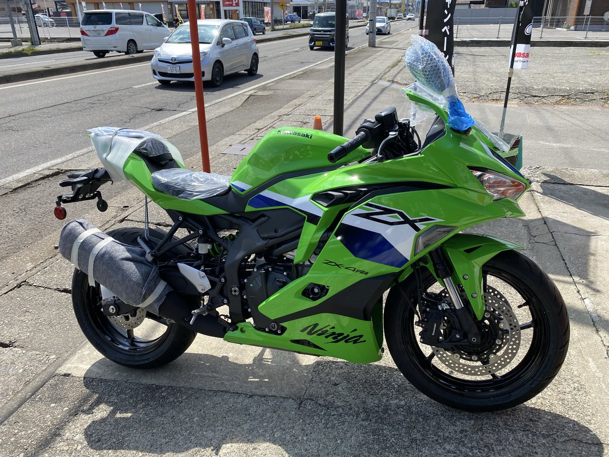 akagiringyo's tweet photo. 本日は2026モデルのNinja ZX-4RRが入荷して来ました〜長旅お疲れ様でした〜
#Ninja
#Ninja400
#エリミネーター
#2026モデル
#カワサキ正規取扱店
#カワサキ
#カワサキ会津
#Kawasaki
#会津バイク
#続々入荷中
#ELIMINATOR
#ZX25R
#ZX4RR
#ZX25RR
#MEGUROs1
#KLX230
#KLX230D
#即納
#最速400
#80馬力 https://t.co/a85hkjN61w