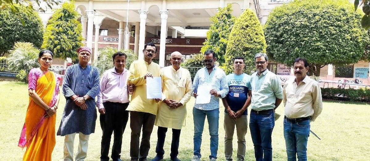 mp_hjs's tweet photo. इंदौ @HinduJagrutiOrg  'कॉर्पोरेट जिहाद' व धर्मांतरण की साजिश के खिलाफ मुख्यमंत्री के नाम सौंपा ज्ञापन MNC कंपनियों में हिंदू महिलाओं के शोषण और जबरन मजहबी गतिविधियों पर रोक लगाने की मांग। कंपनियों का 'धार्मिक ऑडिट' अनिवार्य हो!
#CorporateJihad #Indore @DrMohanYadav51 @HJS_Delhi https://t.co/qK6au963V5