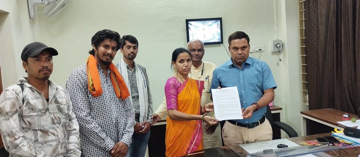 mp_hjs's tweet photo. इंदौ @HinduJagrutiOrg  'कॉर्पोरेट जिहाद' व धर्मांतरण की साजिश के खिलाफ मुख्यमंत्री के नाम सौंपा ज्ञापन MNC कंपनियों में हिंदू महिलाओं के शोषण और जबरन मजहबी गतिविधियों पर रोक लगाने की मांग। कंपनियों का 'धार्मिक ऑडिट' अनिवार्य हो!
#CorporateJihad #Indore @DrMohanYadav51 @HJS_Delhi https://t.co/qK6au963V5