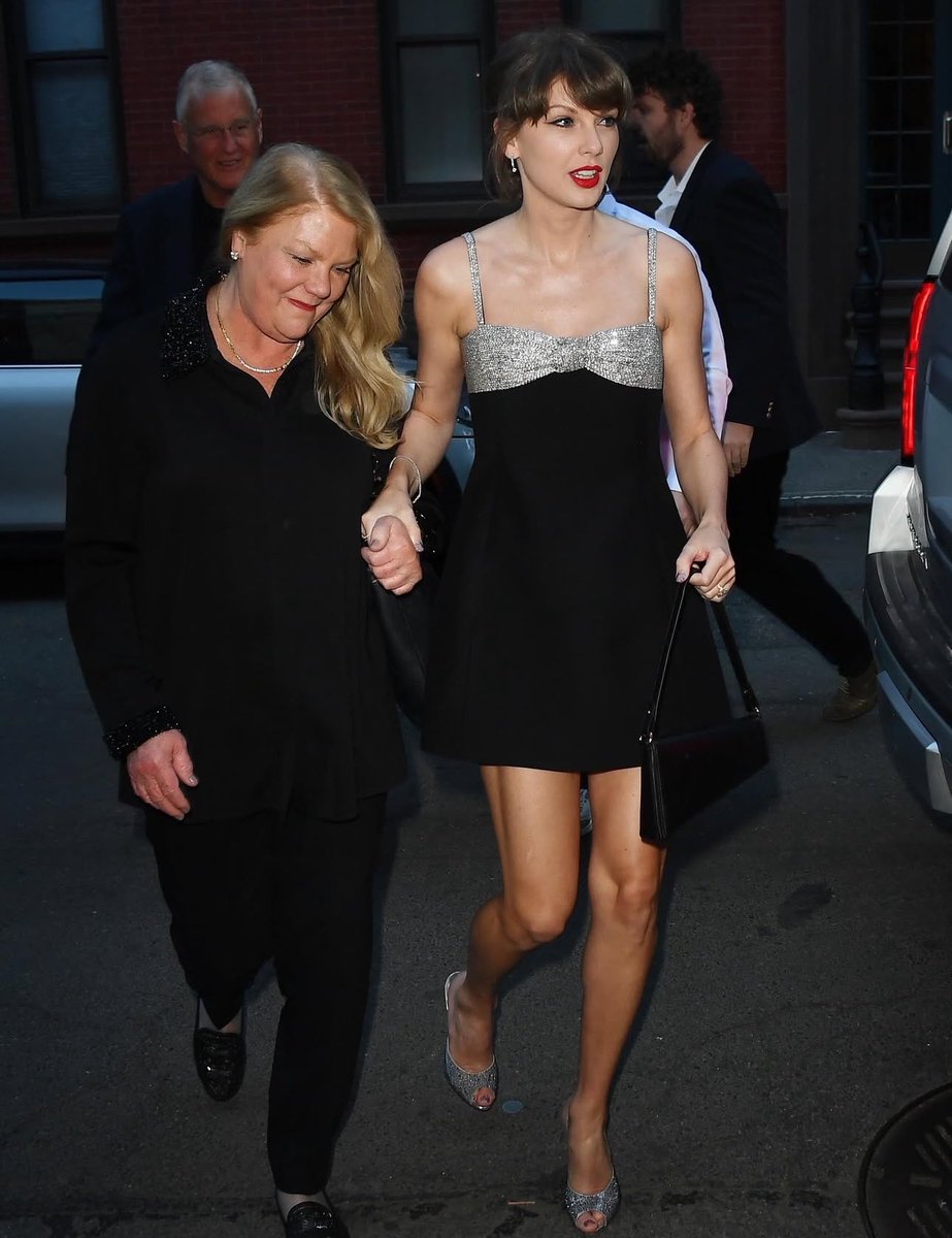 SwiftNYC's tweet photo. Taylor and her mom Andrea, alongside her dad and brother recently in NYC 🥹 

Happy Mother’s Day vibes! 🤍 https://t.co/6o9KhzfhI3