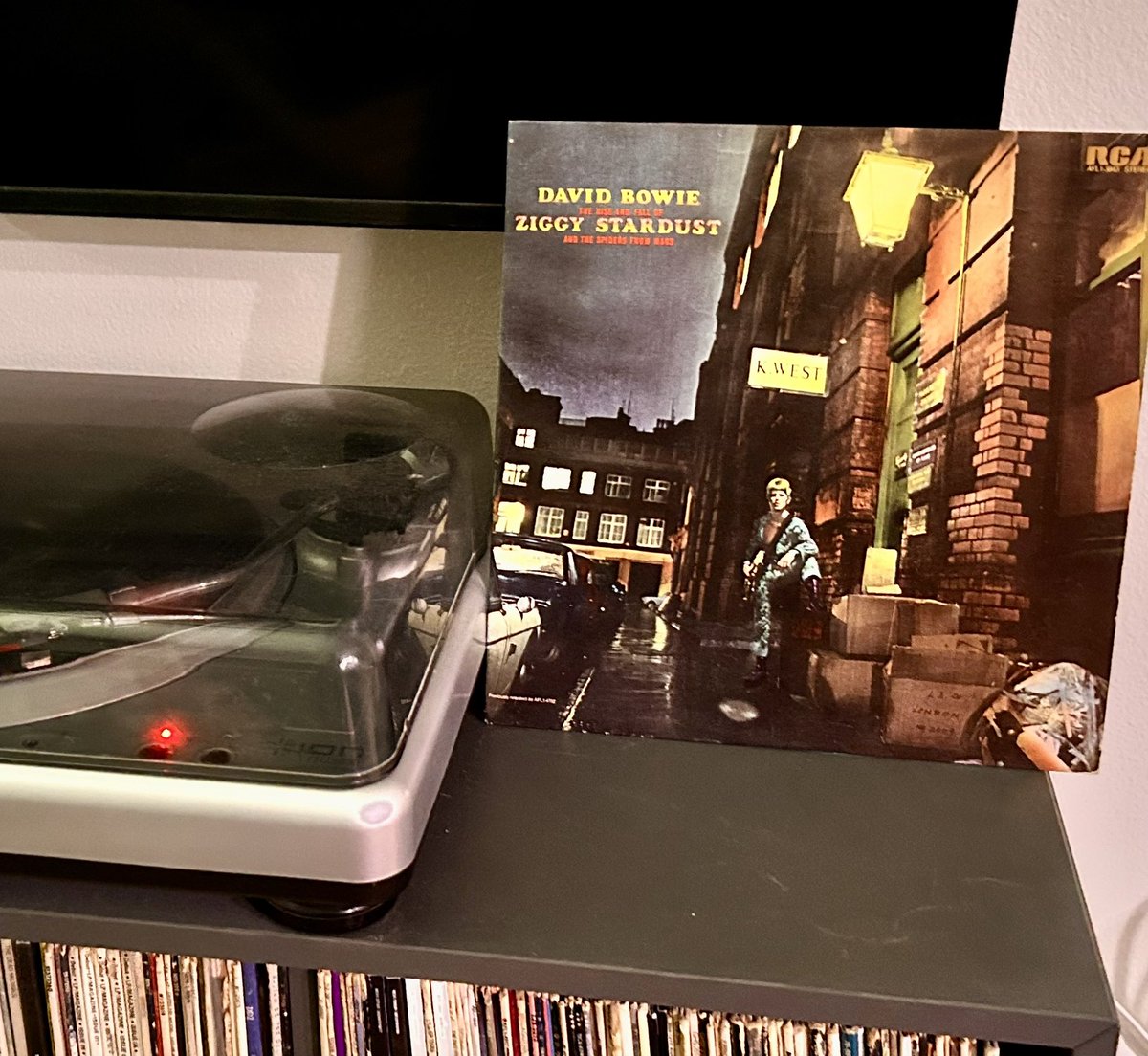 DailyTurntable's tweet photo. Day 131 - Spinning at Daily Turntable, The Rise and Fall of Ziggy Stardust and the Spiders from Mars - David Bowie. The glam rock and proto-punk musical styles were influenced by Iggy Pop, the Velvet Underground and Marc Bolan. https://t.co/V27jRNgTIJ