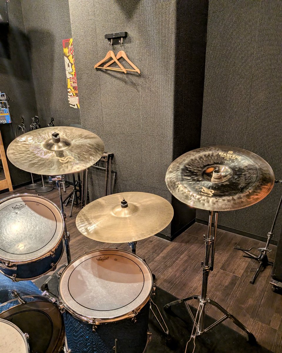 vequs_cymbals's tweet photo. スタジオペンタ新宿店様（ @pentashinjuku ）に、VEQUS Cymbalsをモニター導入いただきました！

ぜひ、スタジオでVEQUSをお試しください！👍

🥁導入ルーム
・Room 101：Legend 18"CRASH / 18"CHINA
・Room 102：Brilliant 18"CRASH / 18"CHINA

📍アクセス
スタジオペンタ新宿店
〒160-0022 東京都新宿区新宿4-2-6

#VEQUS #スタジオペンタ #ドラム #シンバル