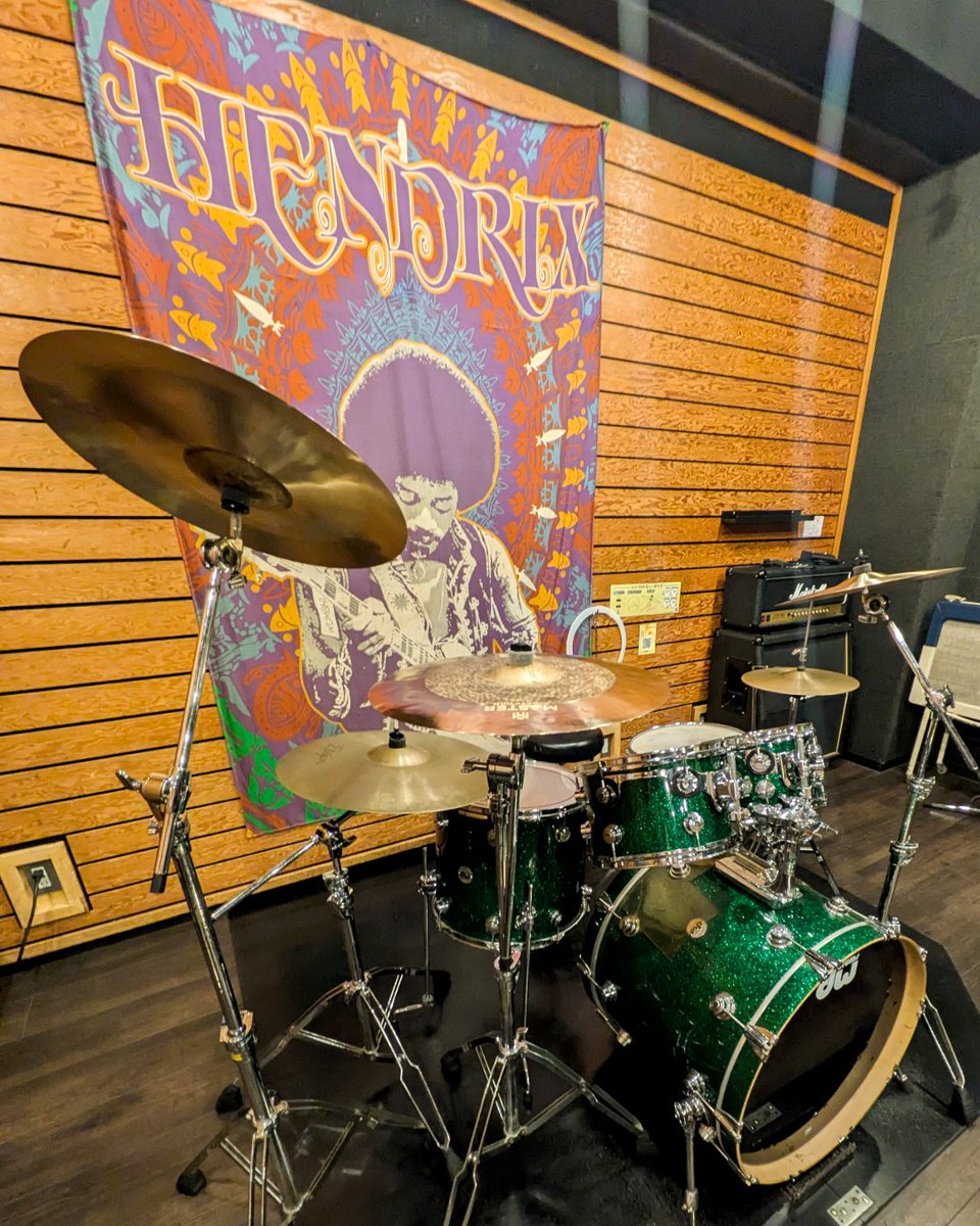 vequs_cymbals's tweet photo. スタジオペンタ新宿店様（ @pentashinjuku ）に、VEQUS Cymbalsをモニター導入いただきました！

ぜひ、スタジオでVEQUSをお試しください！👍

🥁導入ルーム
・Room 101：Legend 18"CRASH / 18"CHINA
・Room 102：Brilliant 18"CRASH / 18"CHINA

📍アクセス
スタジオペンタ新宿店
〒160-0022 東京都新宿区新宿4-2-6

#VEQUS #スタジオペンタ #ドラム #シンバル