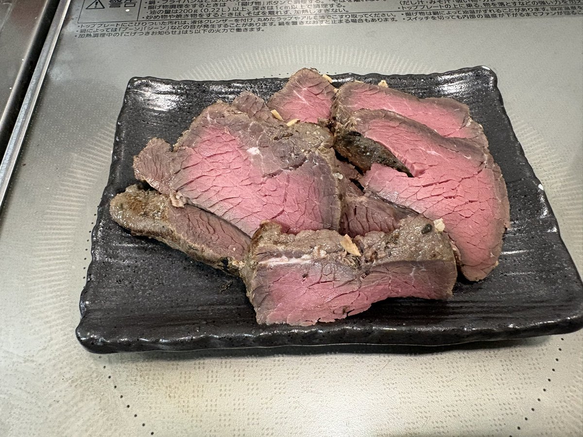 masamichi7296's tweet photo. 頂き物の冷凍鹿肉をやっとローストして晩酌に
嫁は獣のフレーバーがぁ・・・
とりあえず私のお腹に入れて、残りはカレー用に焼いてキープ

鷲◯さん
ありがとう https://t.co/XpUM9BmmZF