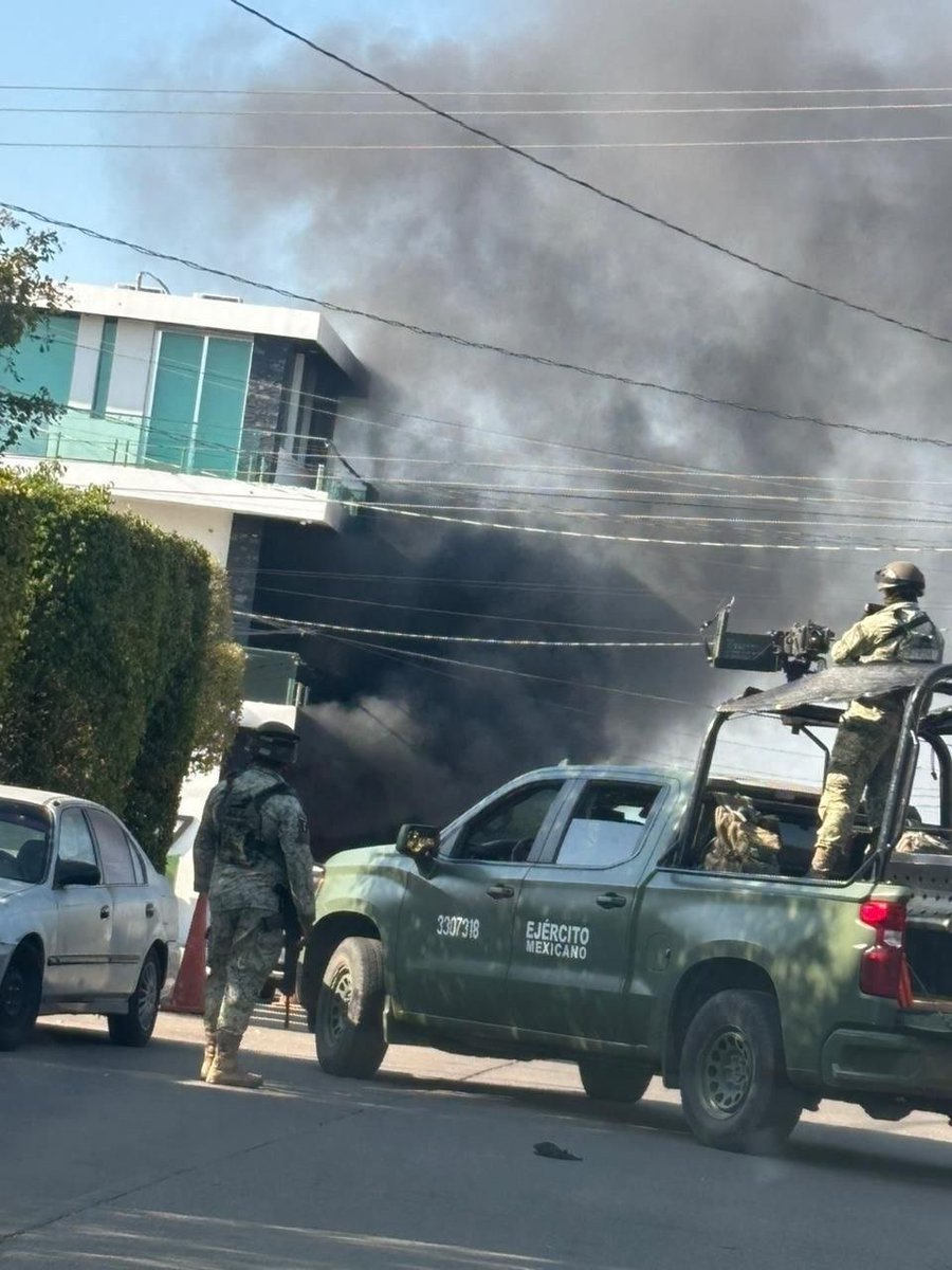 crux1469's tweet photo. Una vivienda ubicada en el sector Salvador Alvarado, en Culiacán, fue atacada a balazos y posteriormente incendiada.

El inmueble estaría presuntamente vinculado a Ceferino Espinoza Ángulo, alias “El Koyote” o “El 14”, ex integrante ligado a la facción de Los Chapitos y actualmente identificado como aliado de “El Chapo Isidro”, además de ser buscado por el gobierno estadounidense.

Cabe señalar que desde hace ya un tiempo la propiedad se encontraba en venta.

Coordenadas: (24.783650, -107.421184)