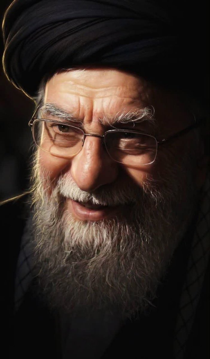 دلتنـگ‌تـریـن زائــر کـربــلا...  💔
#حمايت_انقلابى 
#لبيك_يا_خامنه_ای‌