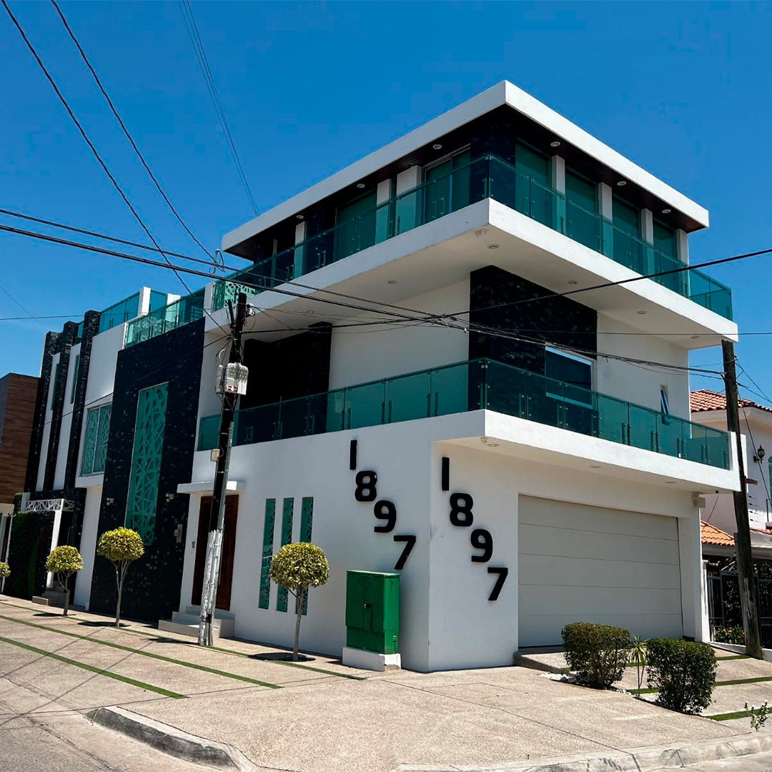 crux1469's tweet photo. Una vivienda ubicada en el sector Salvador Alvarado, en Culiacán, fue atacada a balazos y posteriormente incendiada.

El inmueble estaría presuntamente vinculado a Ceferino Espinoza Ángulo, alias “El Koyote” o “El 14”, ex integrante ligado a la facción de Los Chapitos y actualmente identificado como aliado de “El Chapo Isidro”, además de ser buscado por el gobierno estadounidense.

Cabe señalar que desde hace ya un tiempo la propiedad se encontraba en venta.

Coordenadas: (24.783650, -107.421184)
