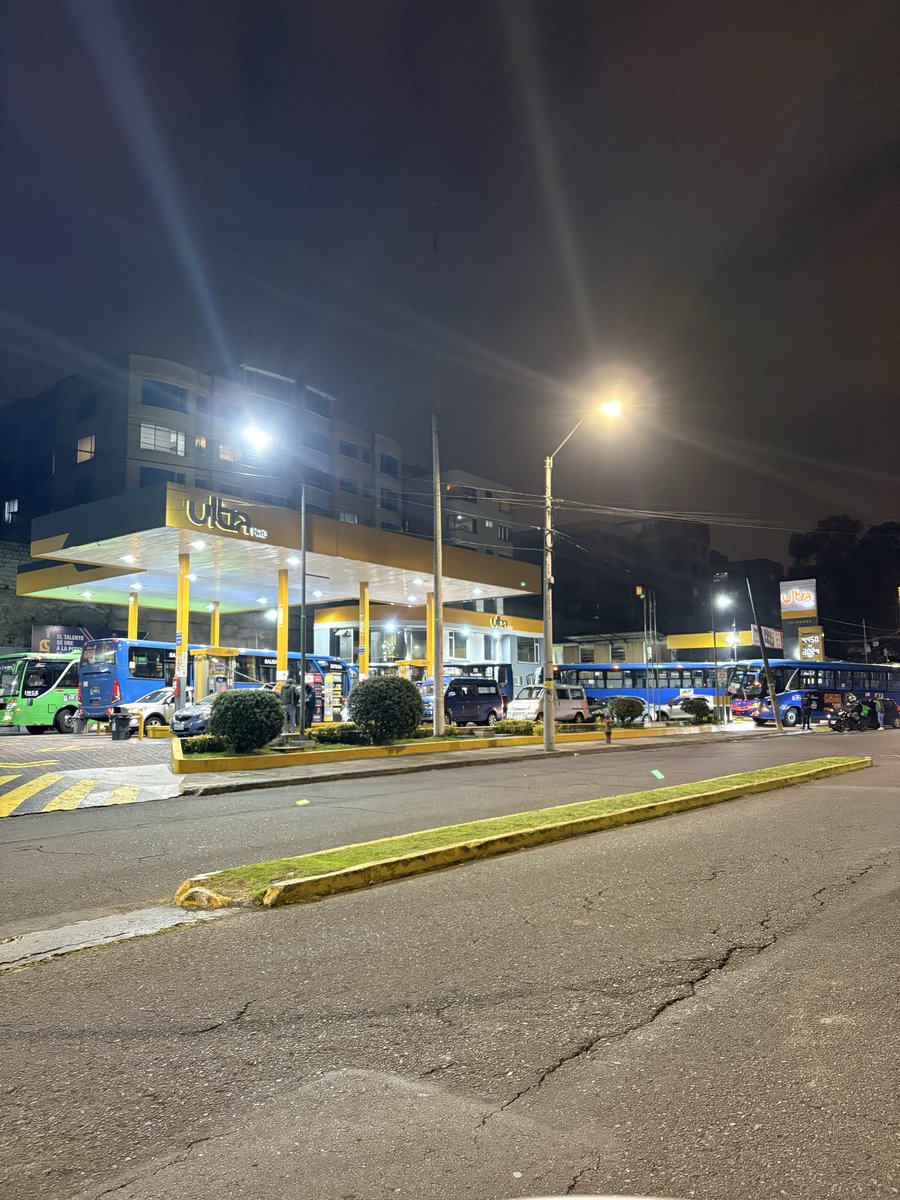 <a href="/higuerahernan/">Hernán Higuera</a> <a href="/ismaelquintanag/">Ismael Quintana</a> Así están casi todas las gasolineras en el país, pero para el gobierno no pasa nada. <a href="/DanielNoboaOk/">Daniel Noboa Azin</a> 👎