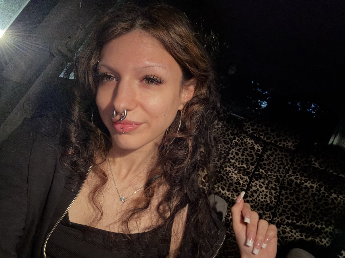 onlineandcrazy's tweet photo. Okay one last post about my new hair. Yea I did it myself. And my bf drove me around all day and night so I could drink espresso martinis out of a mason jar. https://t.co/IyetTIkri6