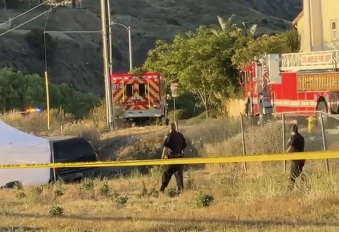 CodeThreeNews's tweet photo. 💥LAPD is on scene working a fatal traffic collision in the 11100 Block of Oro Vista Ave. in #Sunland. The crash reportedly involved three victims, with one being pronounced deceased on scene.
📸Citizen https://t.co/fjJ39Qowja