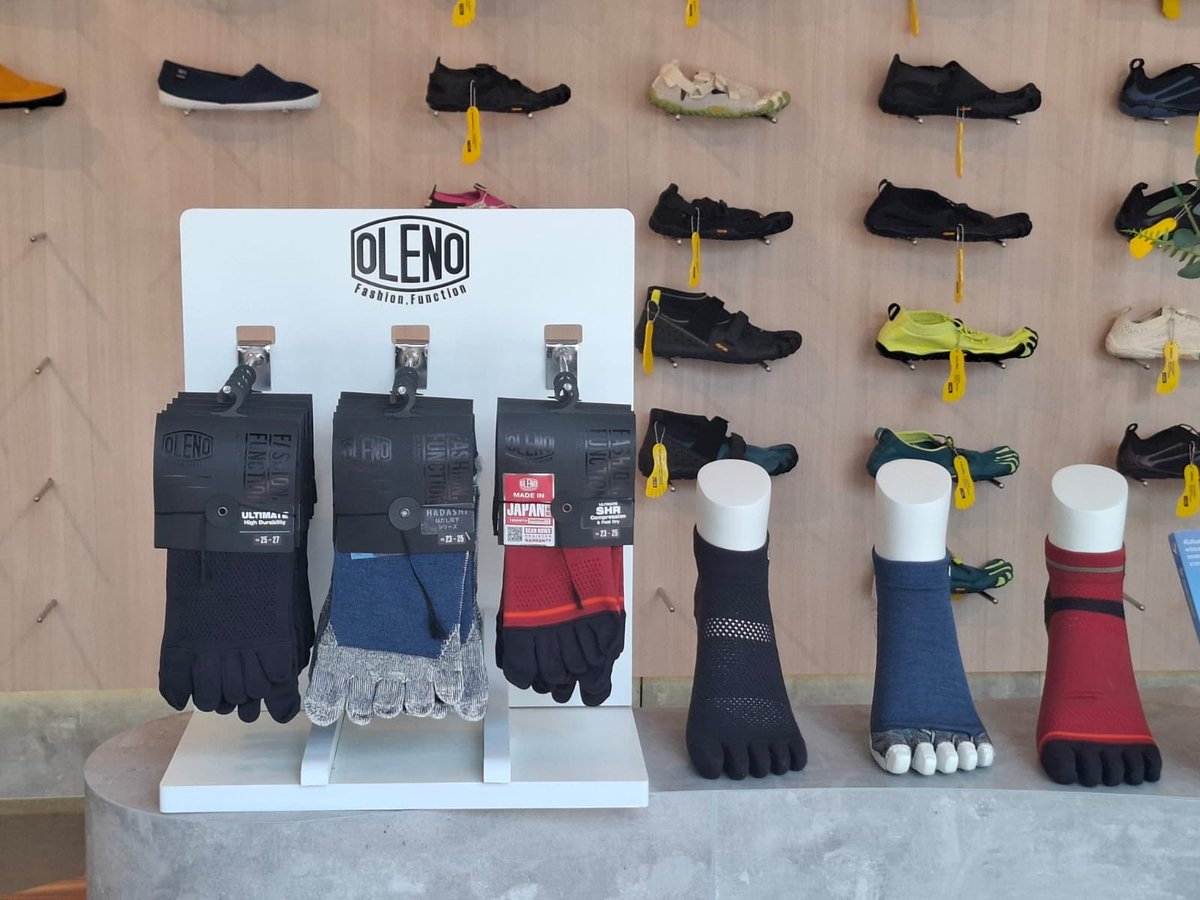 unionsocks's tweet photo. 何と🇹🇭バンコクでユニオン工業の国際営業部ジョヴァンニマネージャーが日本製ブランドOLENOソックス発見🧦🧦ロナティ最新シングルシリンダー機による丸編み5本指高級スポーツソックスを思わず購入！
日本の靴下世界で活躍されてます。スペインや韓国でも人気との事です
#OLENO #lonati #バンコク#靴下 https://t.co/sW8cdfO5Vu