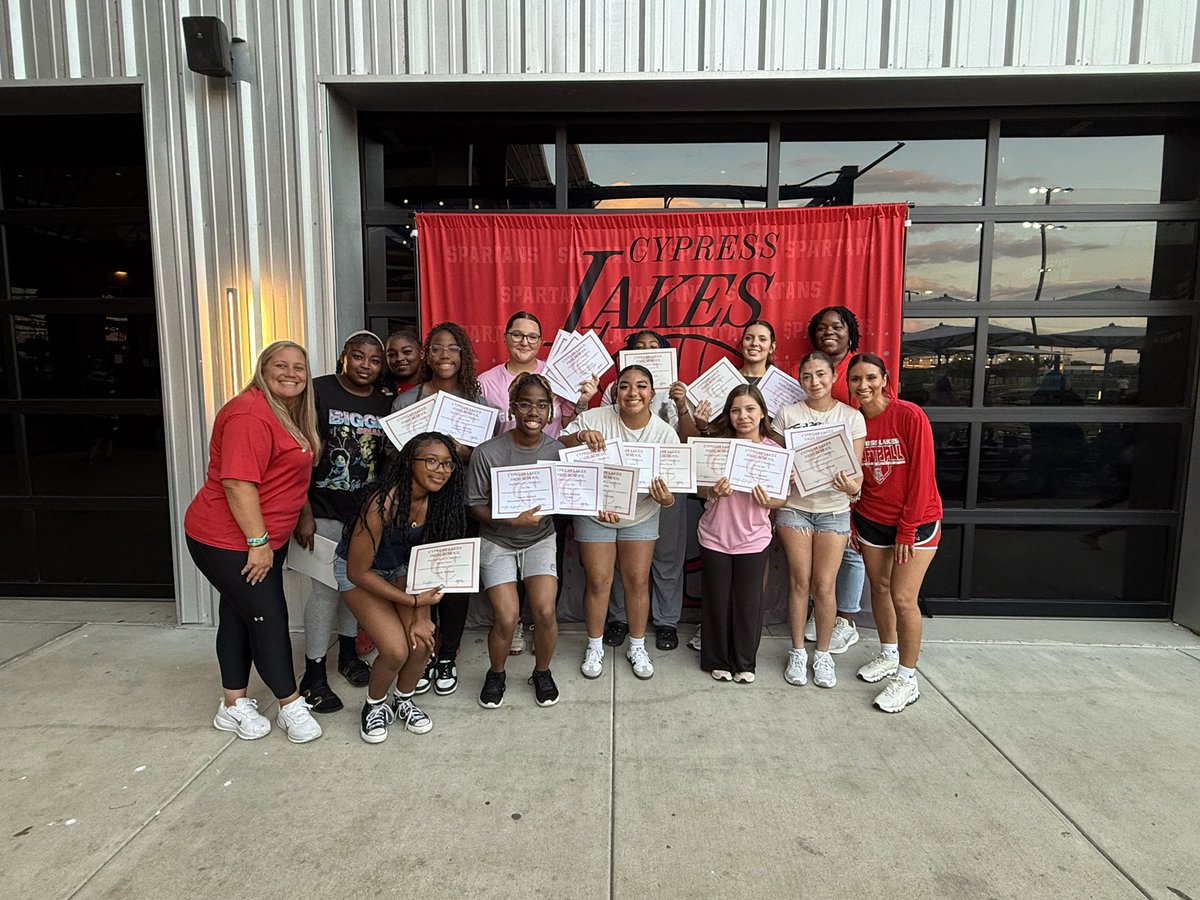 CyLakesSoftball's tweet photo. So much fun at our banquet at HomeRun Dugout tonight; the girls didn’t want to leave! We even got to see some of our parents in action! #WAWG 🛡️🥎@lakes_athletics #Lakes300 https://t.co/6PjKEAijnC