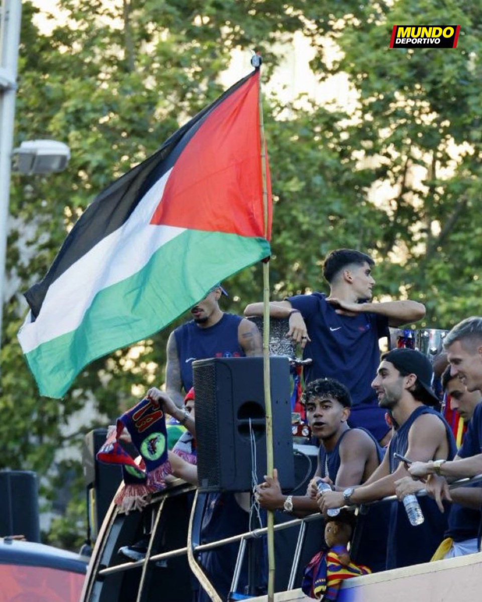 Marchfoward's tweet photo. Lamine Yamal pemain Barcelona dilihat memegang Bendera Palestin dalam perarakan kemenangan Barcelona semalam https://t.co/b322fzbhAQ