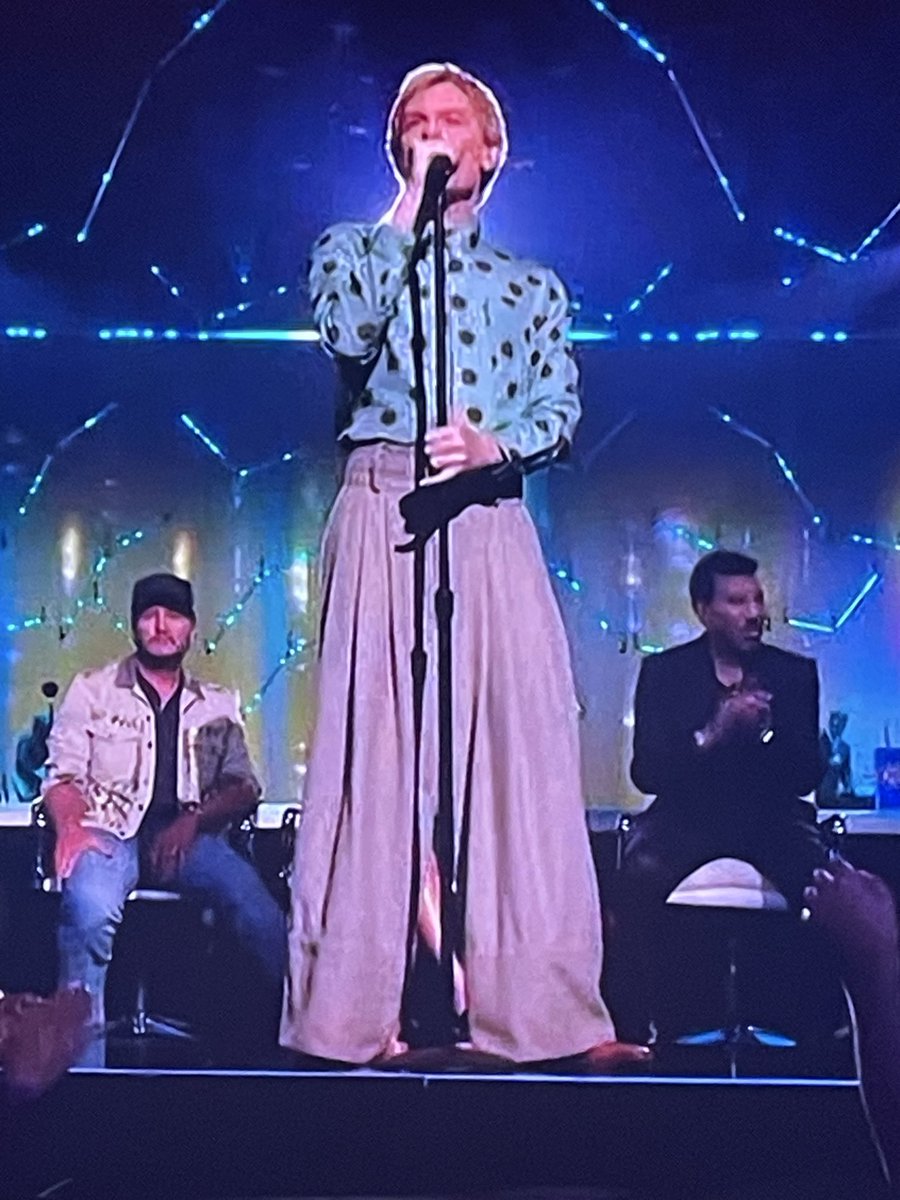 RadioBoySean's tweet photo. Did Clay Aiken promise someone he’d wear these pants on TV?  It’s the equivalent of the Puffy Shirt from Seinfeld.  #AmericanIdol #IdolFinale https://t.co/10Scyrm7Y7