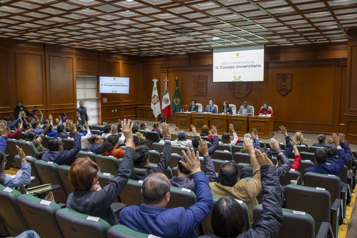 PatyzarzaUaemex's tweet photo. En #tuaeméx seguimos construyendo acuerdos que fortalecen a nuestra comunidad universitaria y dan rumbo al futuro de nuestra institución.

Se llevó a cabo la Sesión Extraordinaria del H. Consejo Universitario, un espacio de diálogo, participación y trabajo donde reafirmamos el compromiso de seguir trabajando por una universidad cercana, incluyente y progresista.