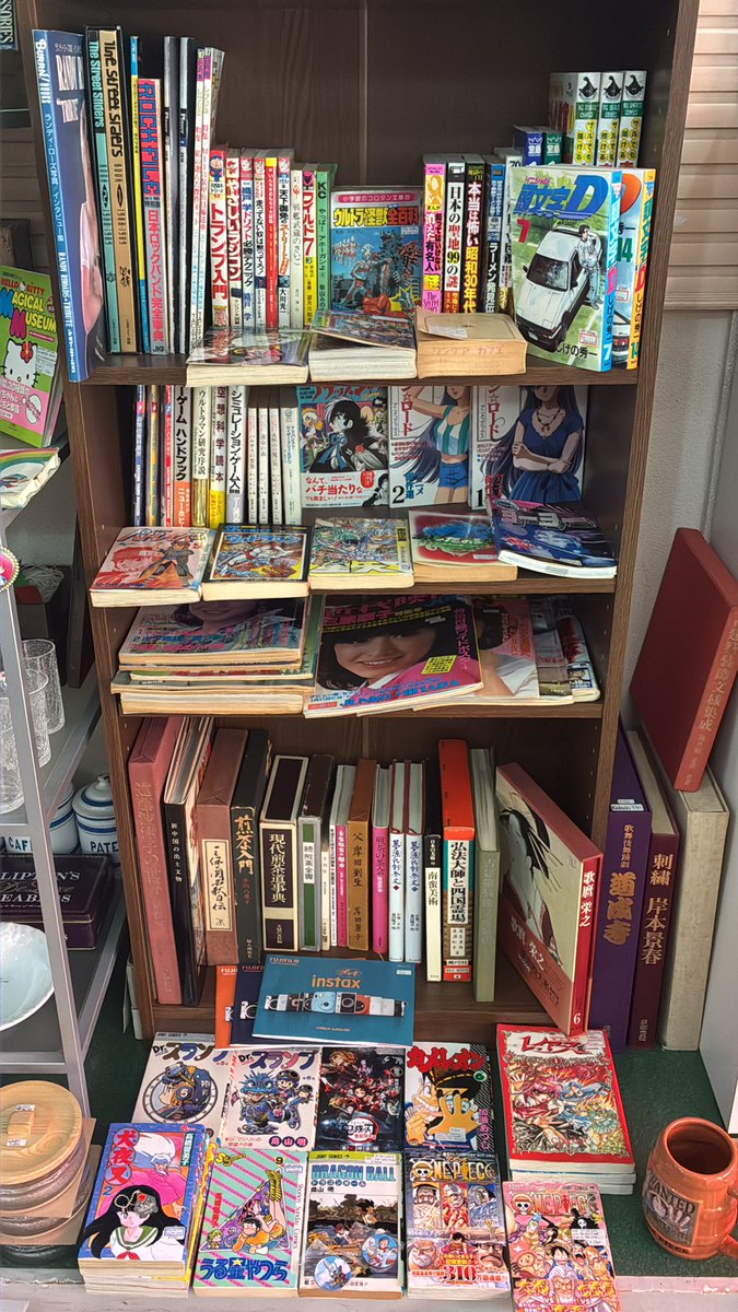 RetroREDLIST's tweet photo. We have vintage miscellaneous goods of various genres. 
Pottery, kokeshi dolls, 1st edition comics, folk crafts, etc. Open until 18:00 today🥷
#arashiyama
#souvenir
#ceramics
#pottery
#books
#antique
#art
#vintage
#kokeshi
#retro
#manga
#nissan
#kawaii
#old
#sf
#matchabowl
#cup https://t.co/L04XUILv7R