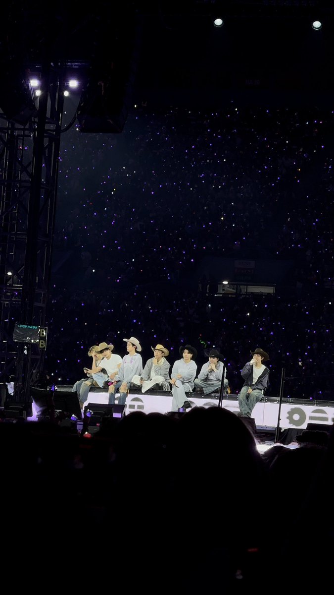 sweetkooc's tweet photo. nunca voy a superar el hecho de haberlos visto así de cerca, los amo tanto 😭 https://t.co/i6CNi84xyE