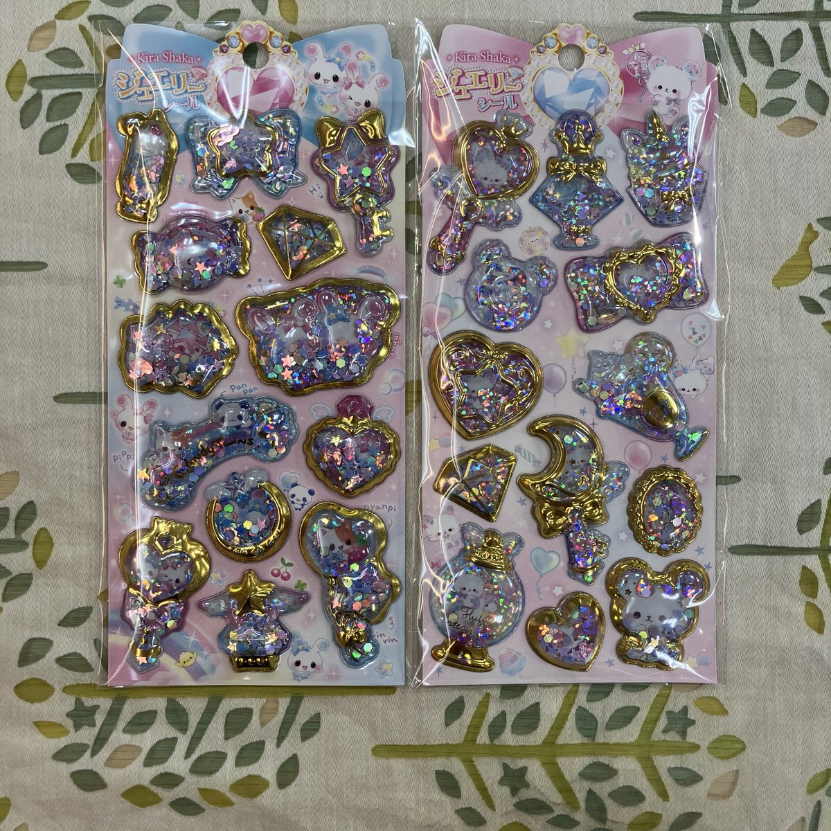 Clipsfujiya's tweet photo. 【clips新製品】
キラシャカジュエリーシール入荷しました✨✨

全6柄各352円（税込）

※ボンボンドロップシールではありません！
※おひとり様2枚迄でお願いします🤲
#clipsクリップス 
#キラシャカジュエリーシール入荷 https://t.co/Ri5ARmdiu3