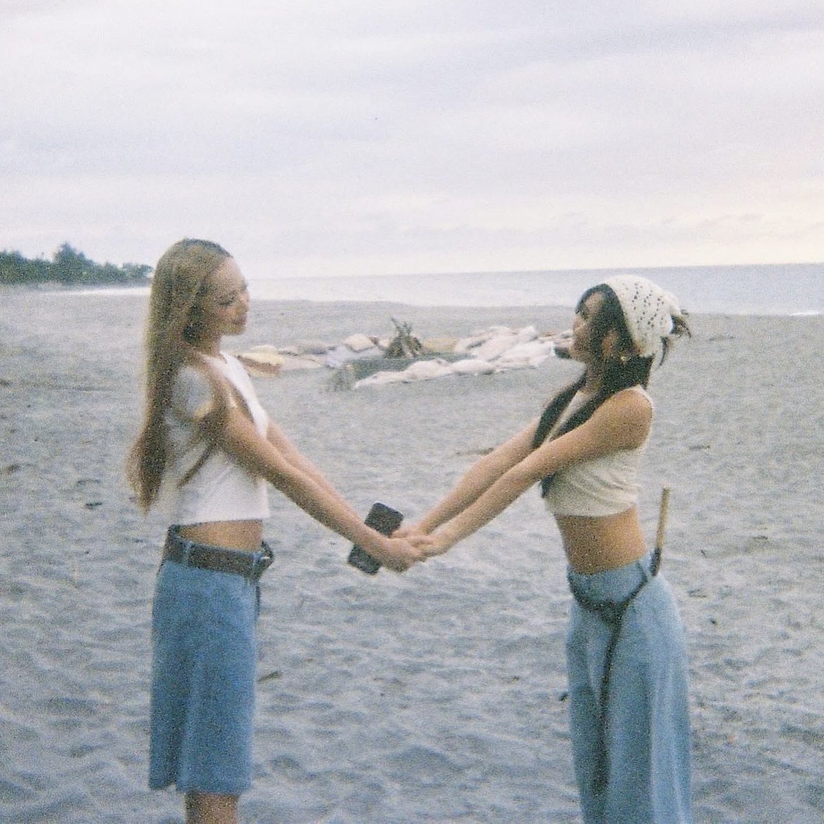 khofanfecs's tweet photo. Intertwined
— a #hambebe full-length au.

A Hambebe au wherein the two of them nearly meet, introducing “so close yet so far”. Every chances it gets, every farther it goes away. Online strangers that can make each other fall in love who’s nearly far away? https://t.co/nkjhJHq3lR