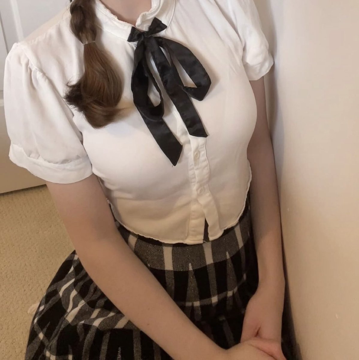 very strange girl tweet media