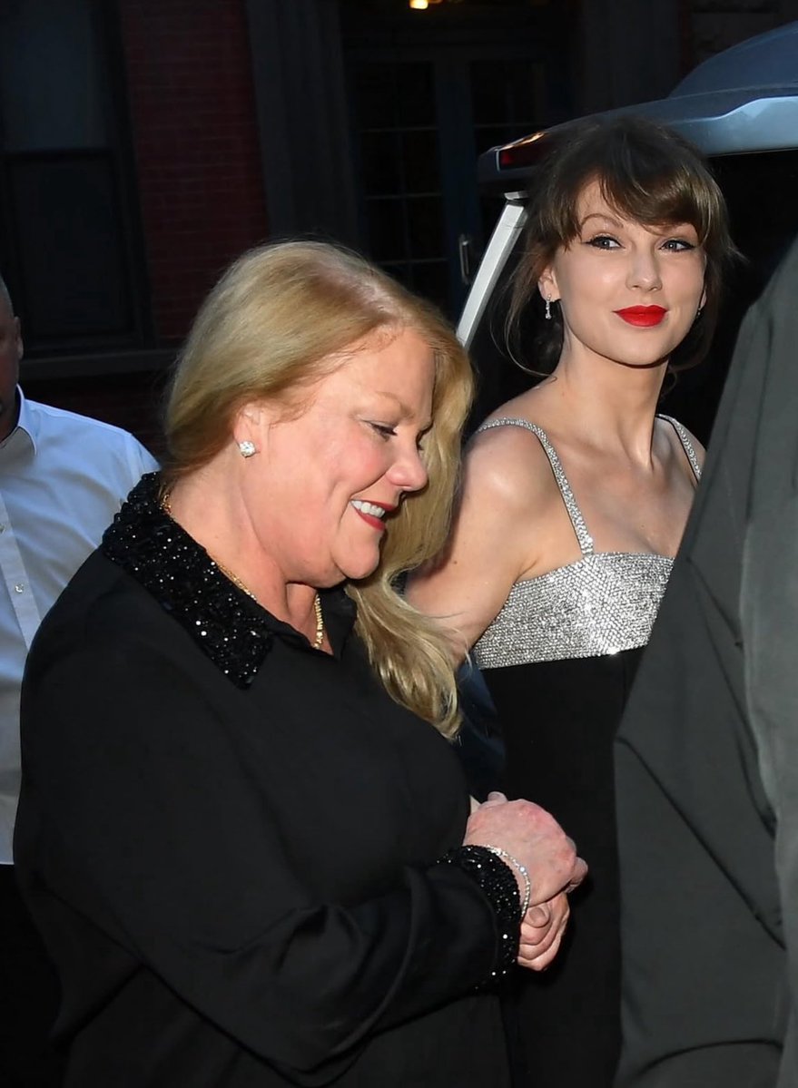 🚨 Taylor Swift and her mom out in NYC