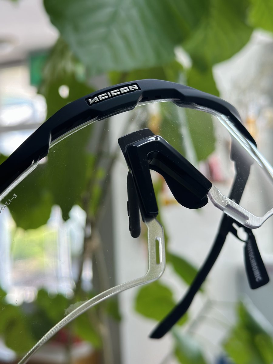 ManyS_cycle's tweet photo. 高級感漂うマットブラックが渋すぎる。

SCICON『AEROSHADE 2.0 TITANIUM』

質感のいいマットフレームに、晴れ・雨・夜まで24時間これ1枚で完全対応する【調光レンズ】の組み合わせ。

朝の暗い時間から夜間、急な天候変化までカバーできるので、ロングライダーやブルベにも最高の相棒になります🕶️ https://t.co/SeL2riobcV