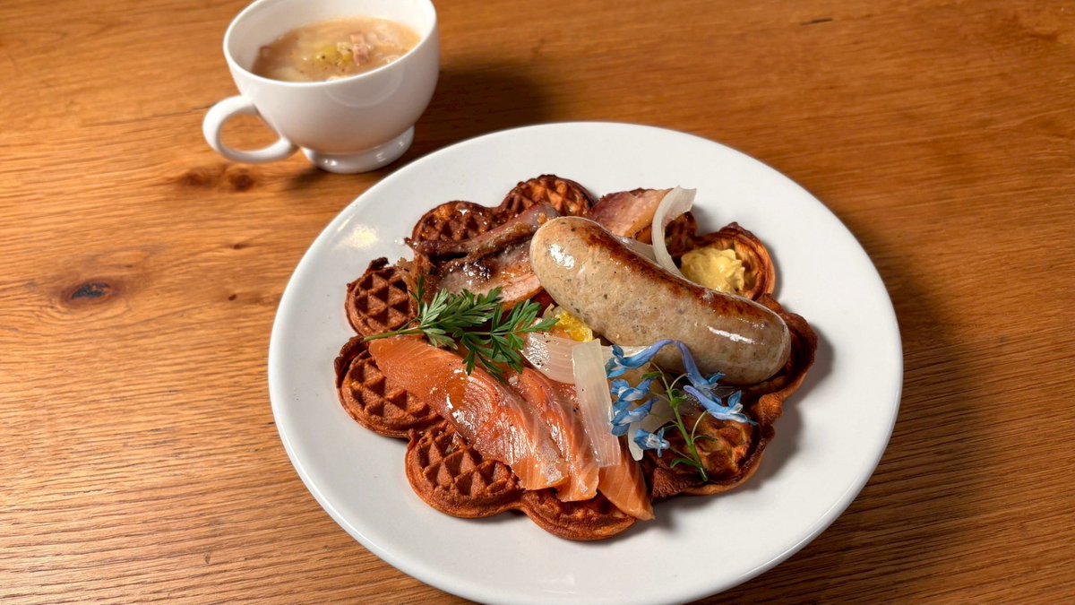 ojamap's tweet photo. 【Homm｜函館市末広町】

蔵をリノベーションした空間で、ノルディックワッフルやワインを楽しめるカフェビストロ🍷✨
もちもち食感のワッフルに、自家製ソーセージやベーコンの旨味が相性抜群🤤

おじゃマップ『ニューオープン特集！』詳しくはコチラ👇
https://t.co/HOoLra6kwD

#NCV #函館 https://t.co/RINQLnM7p5