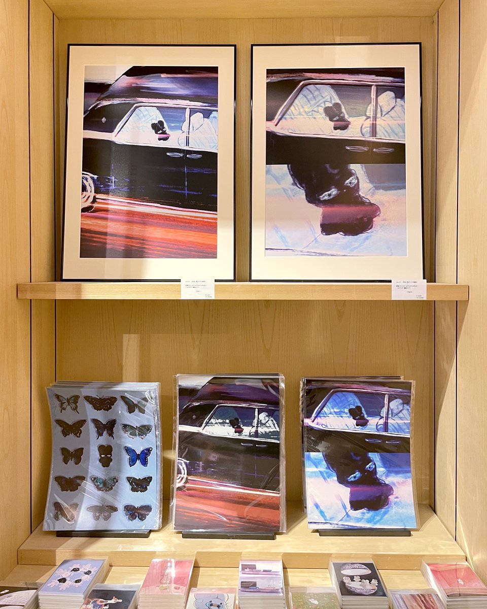GINZA_TSUTAYA's tweet photo. 『脱走、気がつけば銀座』
強烈な色と毒っ気のある“かわいい”で視覚を殴ってくる今最も勢いのあるイラストレーターbeco+81の個展を
銀座 蔦屋書店 ART IN CABINETにて開催中です。
5月17日(日)まで！ https://t.co/fkz8Hjw0Lv