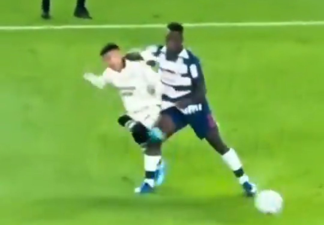 un simple agarrón fuera del área y sin peligro de gol? ROJA DIRECTA, NO IMPORTA SI RECIÉN EMPEZÓ EL PARTIDO, ESTO ES CÁRCEL

un codazo en la nuca sin ir a la disputa por el balón? AMARILLA NOMÁS, JUEGUE JUEGUE, NO PODEMOS EXPULSAR A NADIE, RECIÉN HA EMPEZADO EL PARTIDO