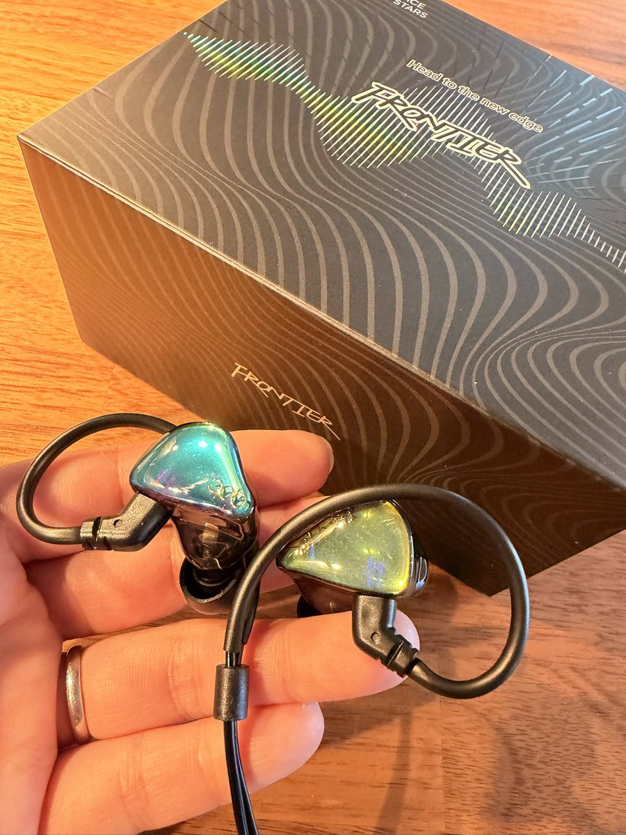 頼んでたqdc frontier next blackがタイミングよく誕生日に届いた