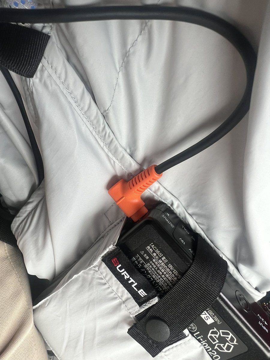 Zj70Bj's tweet photo. 使ってみた♪
めちゃ快適⤴️。

使う前は…電池重い、嵩張る、邪魔
顔まで涼しい風がそよそよ〜🎐😛快適♪ https://t.co/RNY3xSw2Cy