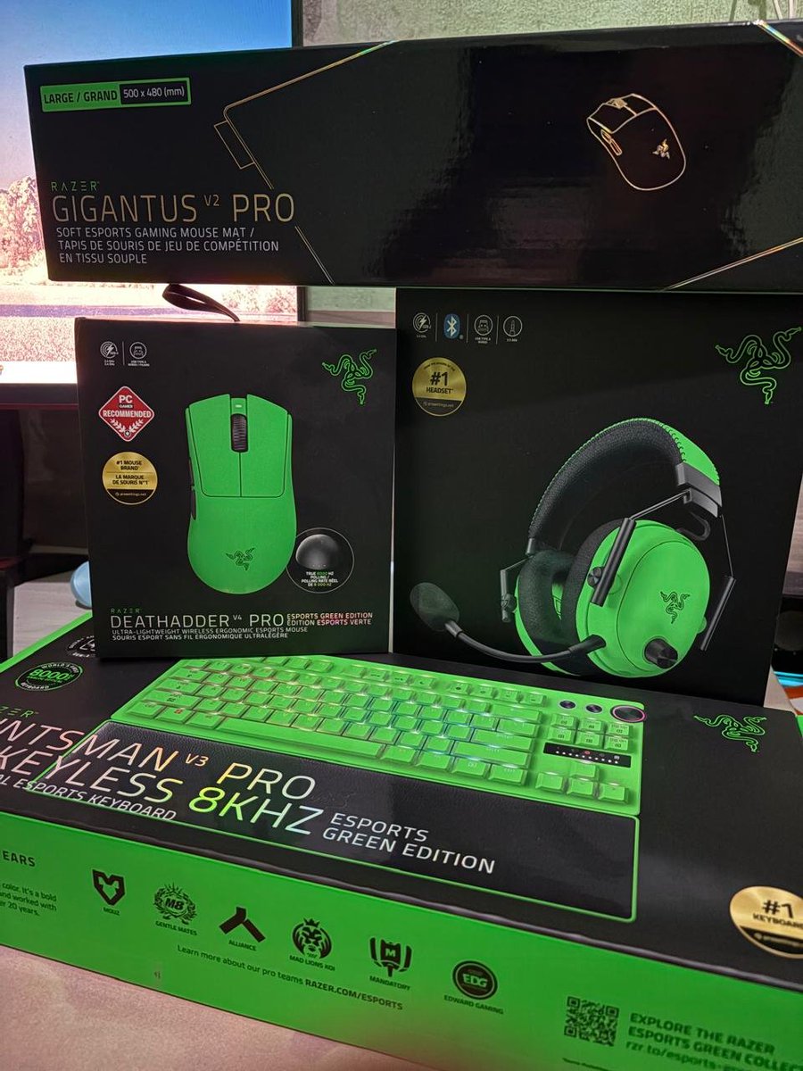 NegaraL2's tweet photo. Semana passada recebi esse kit irado da Razer. Gostei muito do DeathAdder V4 Pro por ser leve e encaixar bem na minha mão,  o Gigantus V2 Pro combinou muito com ele. O Blackshark V3 Pro tem uma qualidade de som incrível e o Huntsman V3 Pro TKL é o melhor teclado que já usei! https://t.co/0Ockxpuhg7