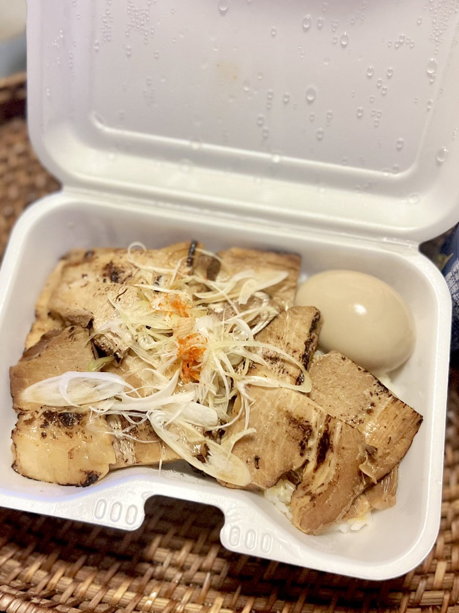 maruumaumameshi's tweet photo. 昨日のちゃーめしあうるさんの「お肉乗せすぎちゃーめし」めっちゃ美味しかったなぁって反芻しながら、これから何を食べようかと次のご飯に思いを馳せる
(でも時間がないのでご飯は後回し😭) https://t.co/AfIH6JOvuI