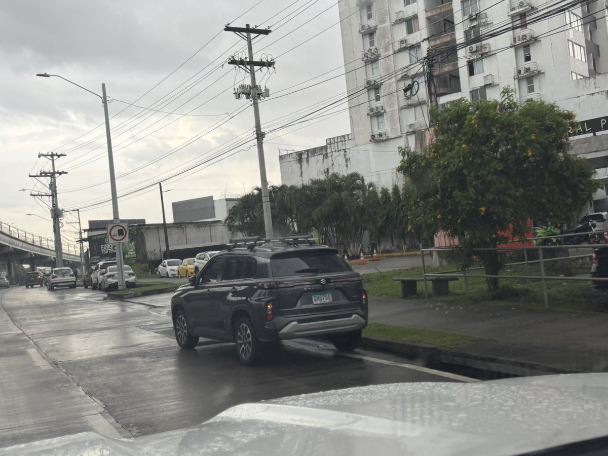ValdesAzihra's tweet photo. Mis amigos de @ATTTPanama @policiadepanama @jcpueblonuevo @PGN_PANAMA @nbreakavasila este problema se está saliendo de control… ya en varias ocasiones vengo advirtiendo que puede pasar un accidente, una vía rápida se la han tomado de estacionamiento. https://t.co/GfAOYJTuns