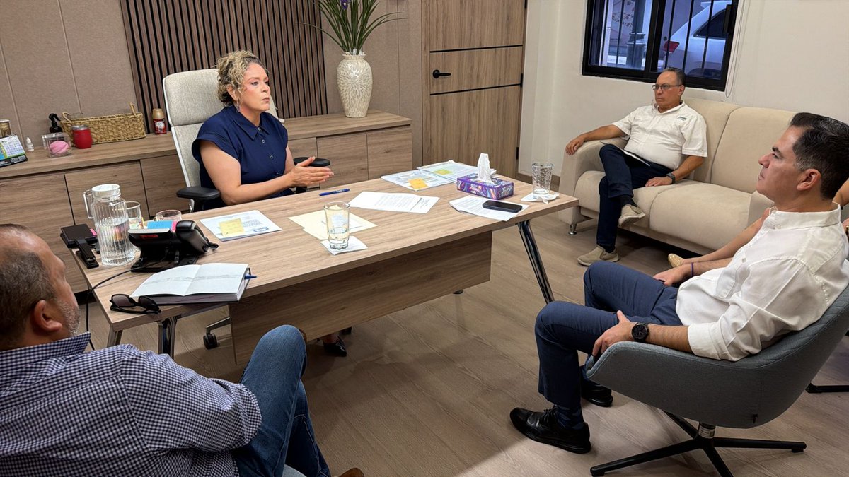 CanadeviSonora1's tweet photo. Iniciamos la semana fortaleciendo la coordinación con la Síndico Municipal  @BlancaColosio. Revisamos procesos y establecimos canales de comunicación para agilizar trámites y mejorar la operatividad de nuestro gremio. ¡Seguimos trabajando!🏡 https://t.co/bQ4HgJdI64