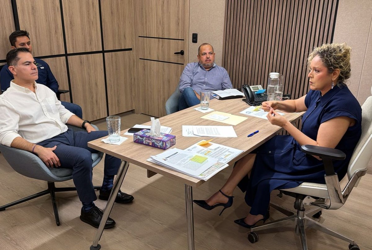 CanadeviSonora1's tweet photo. Iniciamos la semana fortaleciendo la coordinación con la Síndico Municipal  @BlancaColosio. Revisamos procesos y establecimos canales de comunicación para agilizar trámites y mejorar la operatividad de nuestro gremio. ¡Seguimos trabajando!🏡 https://t.co/bQ4HgJdI64